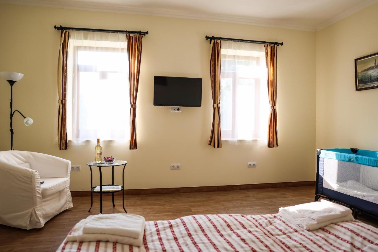 Szarvas Apartman - Jakuzzis Vendeghaz Many Hotel ภายนอก รูปภาพ