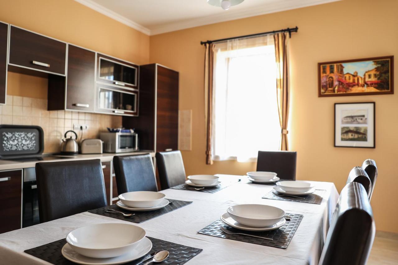 Szarvas Apartman - Jakuzzis Vendeghaz Many Hotel ภายนอก รูปภาพ